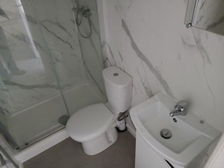 1 bedroom bedsit to rent - Photo 5