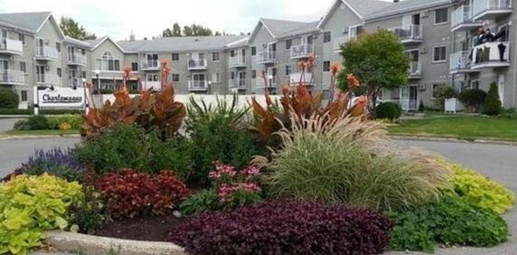 Charmant petit condo 3 et demi, piscine, gym, rez de chaussée, accès facile autoroute 40,lachenaie , Terrebonne, Charlemagne proche de Montréal - Photo 2