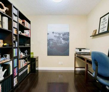 2 Bedroom + Den, 2 Baths, 1 parking Spot, 1 Locker Front/Spadina - Photo 3