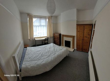 1 bedroom in a house share to rent - Photo 3