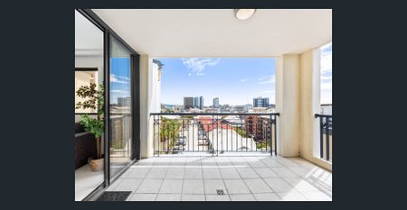 Fully Furnished | Resort-Style Living | Prime Howard Smith Wharves Location - Photo 4