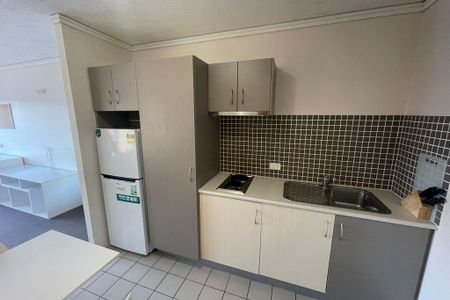 Fully furnished studio apartment – student accommodation only. - Photo 4