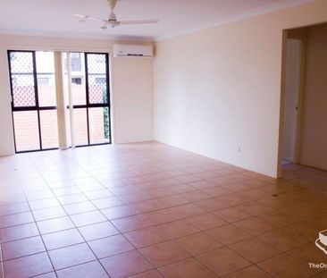 Spacious 3 bedroom villa in great location - Photo 1