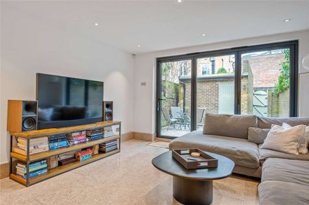 A stunning four bedroom, end of terrace home, set across three floors in a sought after Islington location. - Photo 4