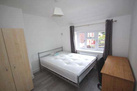 STUDENT Six Double Bedroom House – Surbiton (Fullers Avenue, KT6) - Photo 2