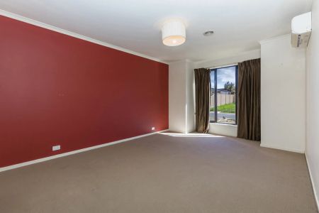 Private Court Living with Everyday Convenience in East Bendigo - Photo 3