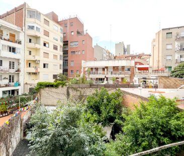 Spacious room with balcony, double bed and air conditioning in Gracia - Photo 4