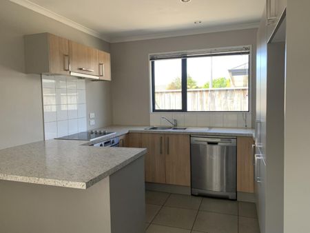 Lovely Modern 3 Bedroom Home - Photo 3