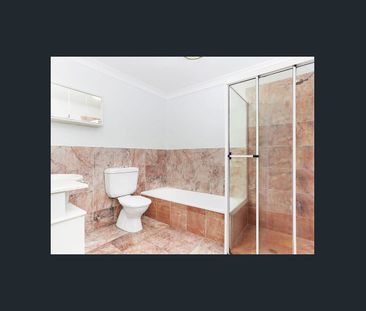 Private Townhouse in Quiet & Convenient Location - Photo 4