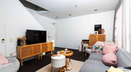 Sunny Furnished Apartment with 2 Carparks - Photo 3