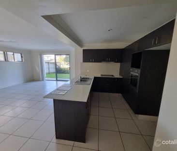 Spacious 3 Bedroom Townhouse with Double Garage - Photo 4