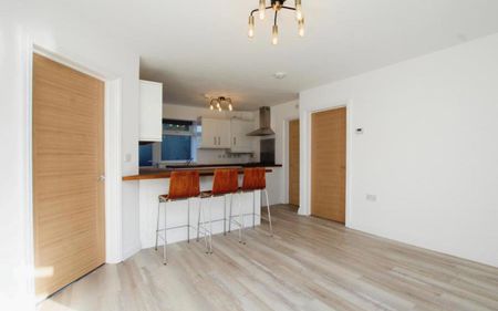 Well presented two bed apartment on the ground floor with garden and parking. Offered unfurnished and available now! - Photo 2