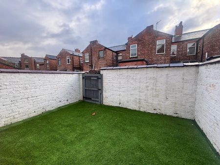 3 bedroom end of terrace house to rent - Photo 2