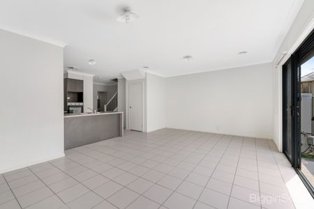 Attractive Townhouse in Prime Parkland Position - Photo 4