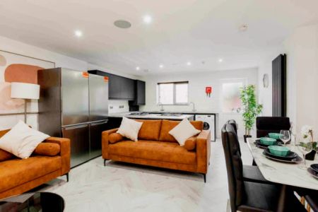 6 Beds 3 Baths - Photo 5