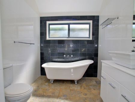 Stylish & Modern Entertainer - Photo 5