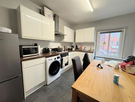 1 bedroom in a house share to rent - Photo 2