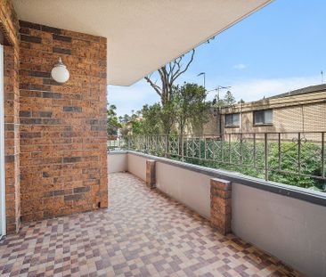 Newly Renovated Two-Bedroom Apartment in Prime Coastal Location - Photo 4