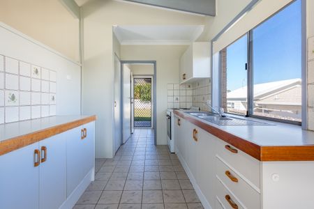 25 Wardoo Street, Southport QLD 4215 - House For Rent - $750 | Domain - Photo 4