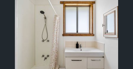 Immaculate home, quiet cul-de-sac, side access to backyard - Photo 5