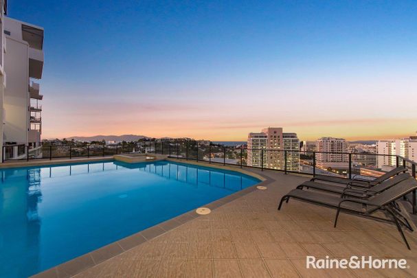 City living with beautiful views - Photo 1