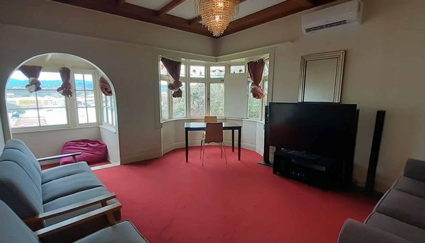 Spacious 2-Bedroom Apartment in Kilbirnie - Photo 1