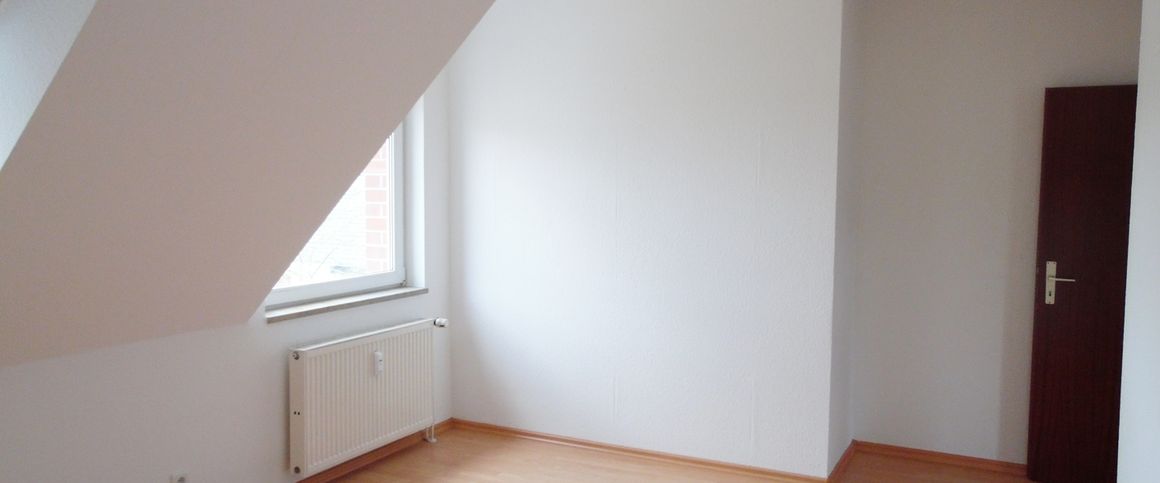 Geräumige 2-Raum-Dachgeschosswohnung mit Wannenbad in Uninähe! - Foto 1