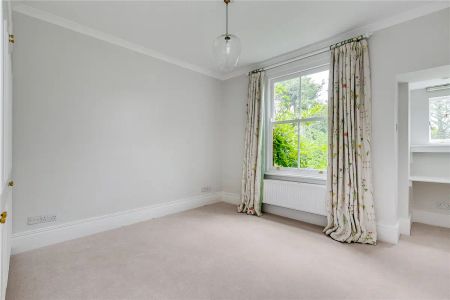 4 bedroom house in London - Photo 2