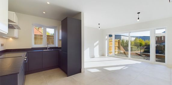2 bed apartment to rent in Chapel Lane, High Wycombe, Buckinghamshire, HP12 4BS - Photo 2