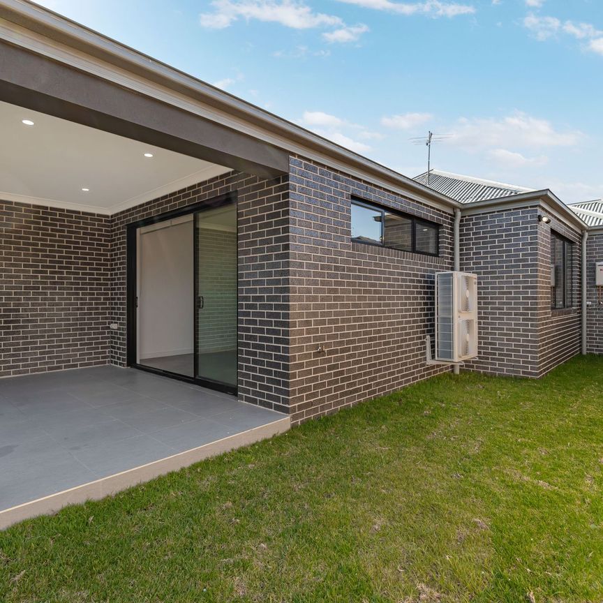 Modern 4 Bedroom Home - Photo 1