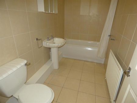 3 bedroom flat to rent - Photo 4