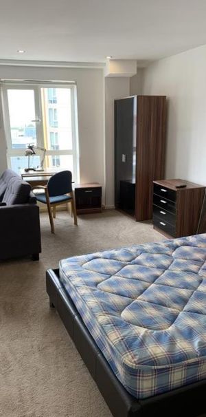 Studio to rent - Photo 1