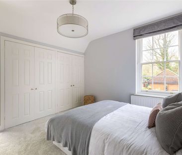 Elegant and spacious converted apartment in a premier Harpenden loc... - Photo 6