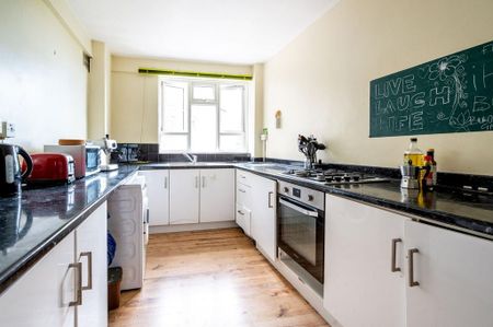 3 bedroom flat to rent - Photo 5