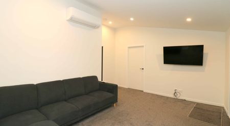 Stunning 5 bedroom unit - Partly furnished! - Photo 4