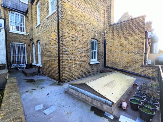 Room in a Shared House, Tooting High Street, SW17 - Photo 1