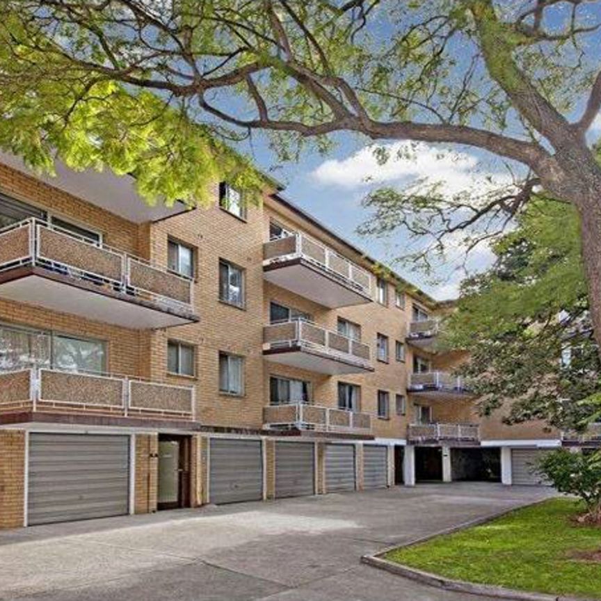 Bright & Spacious Two-Bedroom Unit - Photo 2