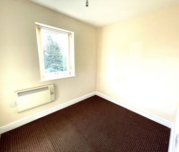 SPECTACULAR TWO BEDROOM FLAT IN THE STRIKING CITY OF WAKEFIELD!!! - Photo 2