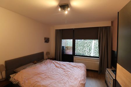 Een gerenoveerd appartement op de benedenverdieping rechts van de rechter ingang met terras en garage. - Photo 3