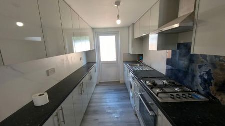 2 bedroom ground floor flat to rent - Photo 2