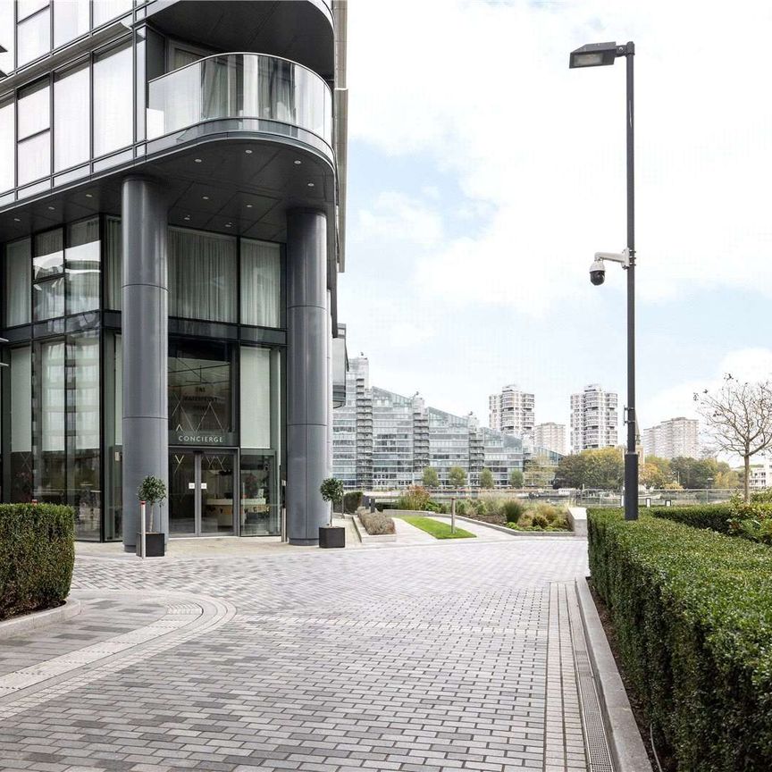 Exquisitely finished, is this luxurious four-bedroom apartment boasting stunning River Thames views in the exclusive Chelsea Waterfront development. - Photo 1