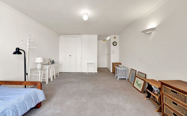 Partially furnished studio - water included - Photo 1