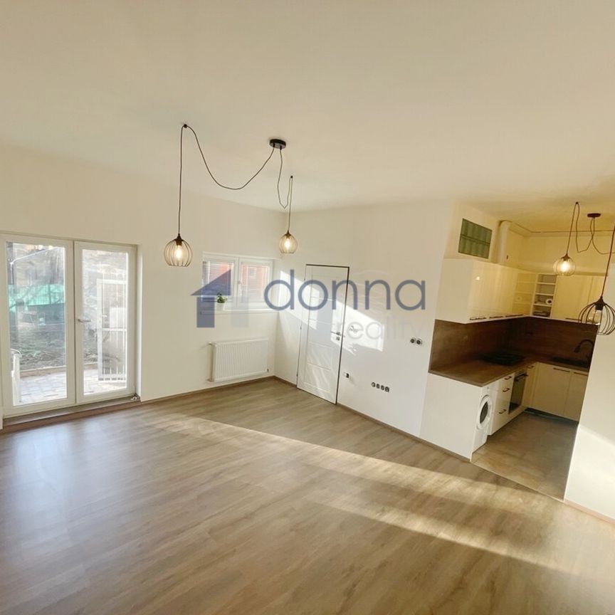 Pronájem bytu 1+kk a garsoniéry 34 m², Kutnohorská, Praha - Photo 1