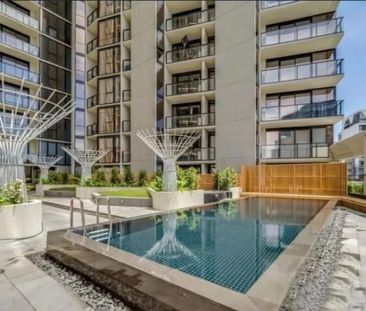 South Yarra Apartment | Panoramic Views & Luxury Living - Photo 6