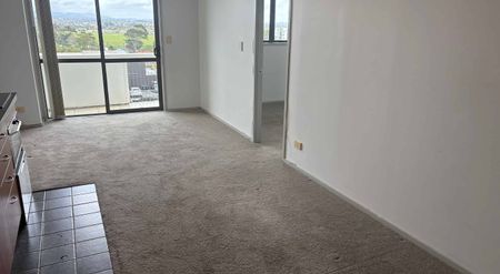 Sunny, central 3 bedroom apartment - Photo 3