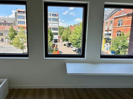 Nieuwe studentenkamer op een top locatie in centrum Kortrijk met zicht op plein. - Photo 2