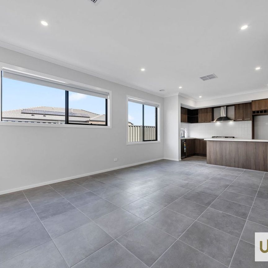 Modern Family Living in Prime Clyde Location 149 Tongs Boulevard, Clyde VIC 3978 - Photo 1