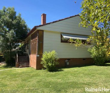 Family Home Close to Orange Home Maker Centre - Photo 4