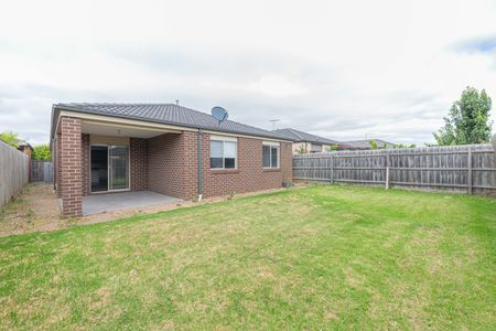 Modern & Stylish Four bedroom property in "Edenbrook", Pakenham - Photo 4