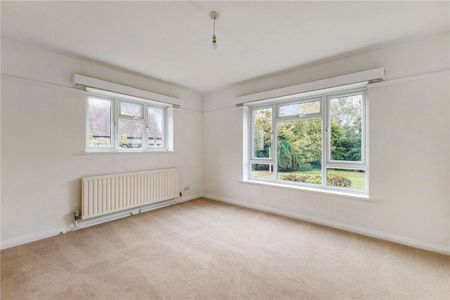 Spacious 4-Bedroom Detached Home with Gated Driveway, Garage & Generous Garden - Photo 4